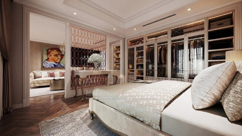 Bàn gỗ tân cổ điển kết hợp vách ngăn trang trí mạ vàng tạo nên không gian sang trọng, đẳng cấp cho phòng ngủ master cao cấp. Thiết kế phòng ngủ biệt thự